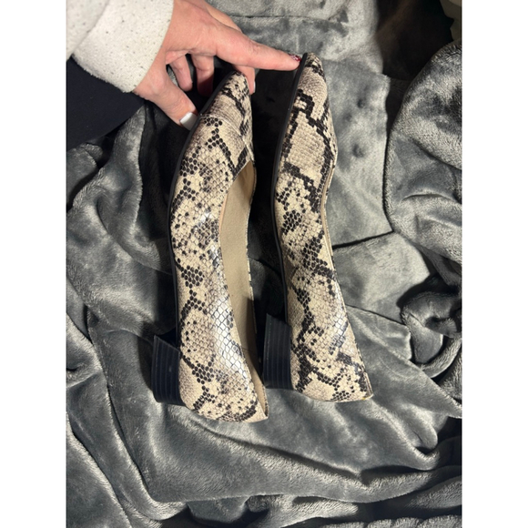 EUC Clark's Women's Natalyn Wish Ballet Flat Pointed size 11 Grey Snakeprint - Picture 3 of 10